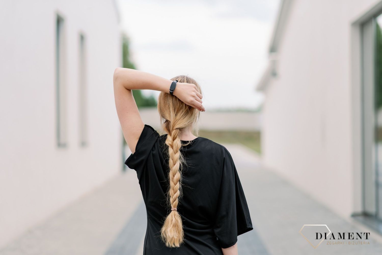 Modny zegarek w nowoczesnej formie smartwatcha to świetny i praktyczny dodatek pasujący do wielu stylizacji. Idealny pomysł na prezent. Smartwatch w kolorze czarnym.  (1).jpg